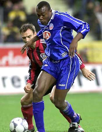 尽管他拥有 尽管他拥有